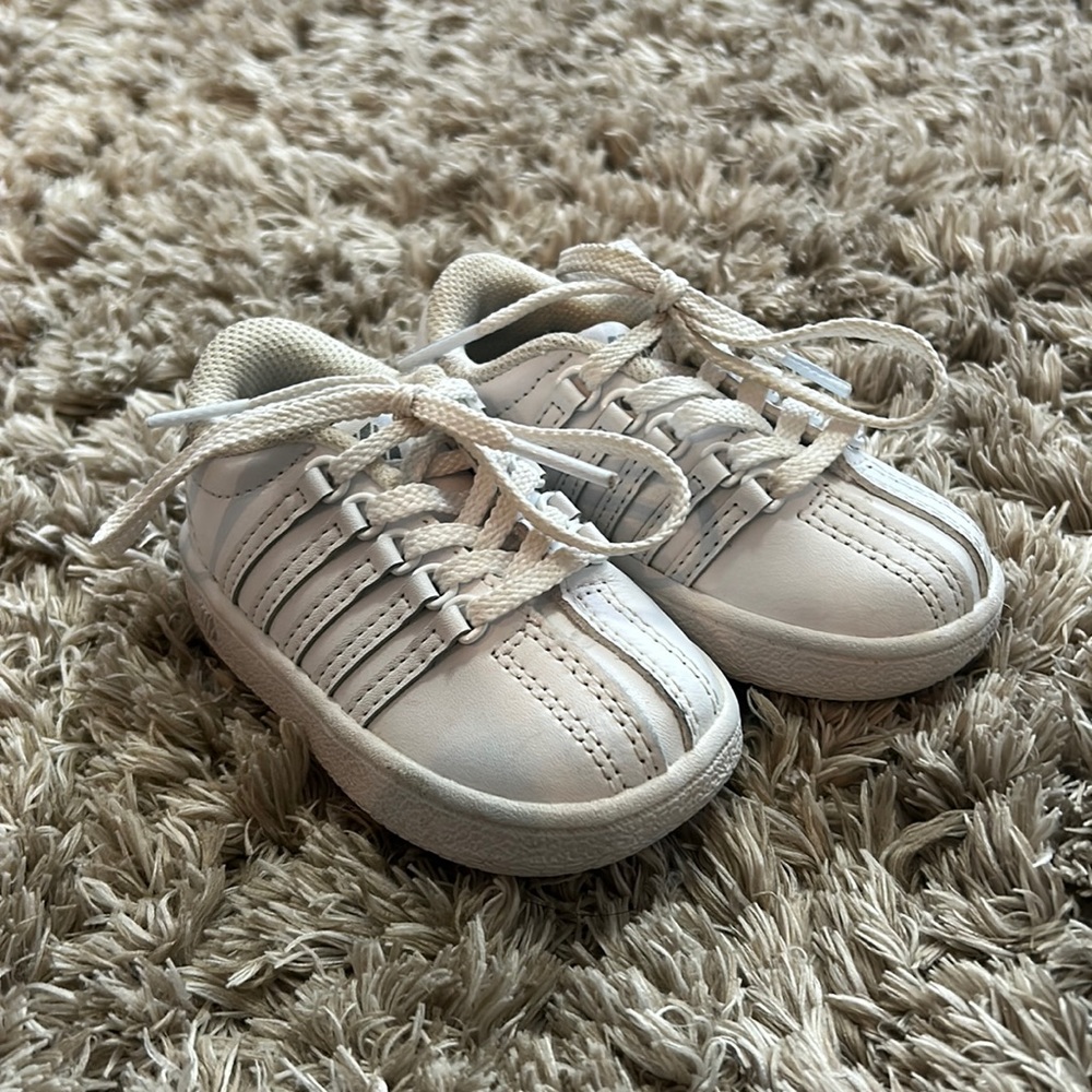 White tenis shoes for baby. K-swiss size 4.